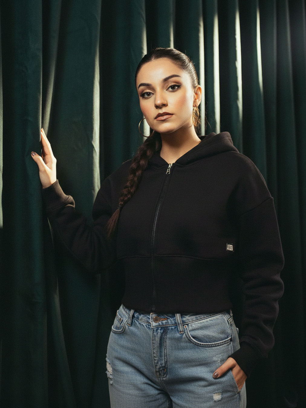 BLACK SLEEK CROP TOP