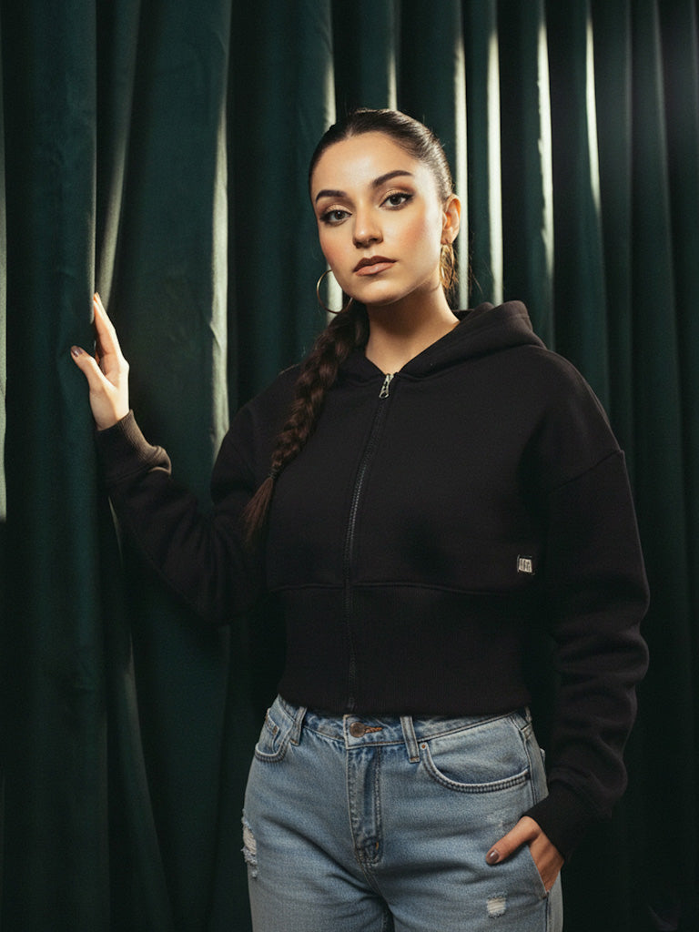 BLACK SLEEK CROP TOP